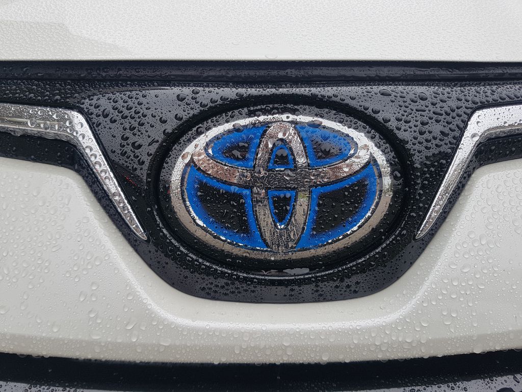 Os híbridos da Toyota possuem logotipo com detalhes em azul (Imagem: Felipe Ribeiro/Canaltech)