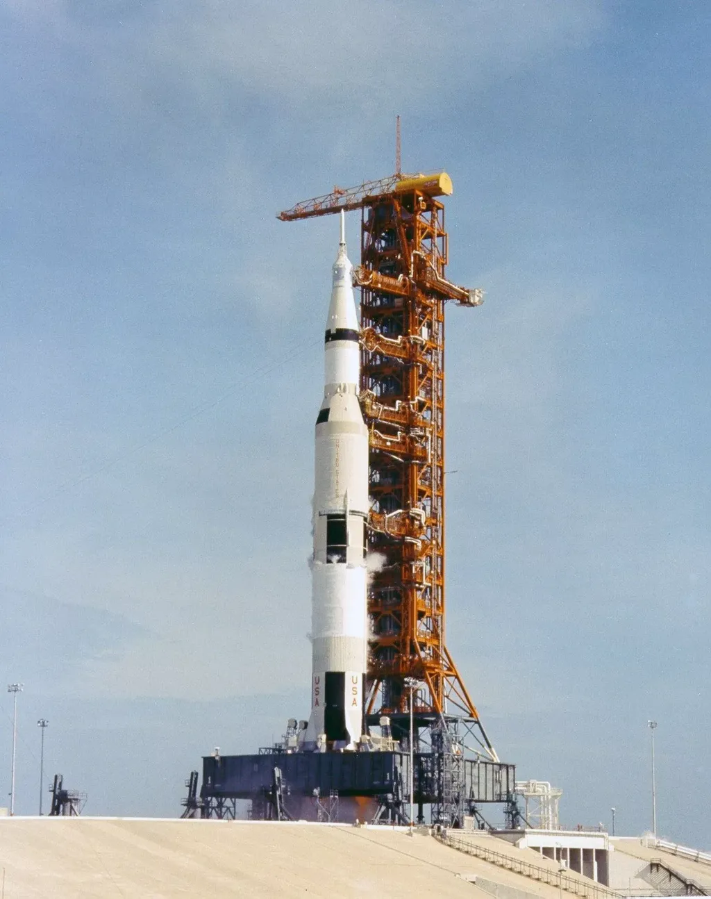 Plataforma Mobile Launch Platform-3 (MLP-3) e foguete Saturn V, na véspera do lançamento da missão Apollo 11 (Imagem: Reprodução/NASA)
