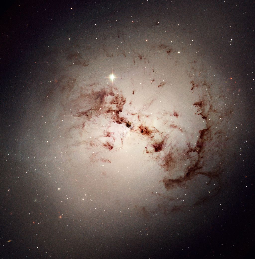 A galáxia elíptica NGC 1316 (Imagem: Reprodução/NASA/ESA/The Hubble Heritage Team)