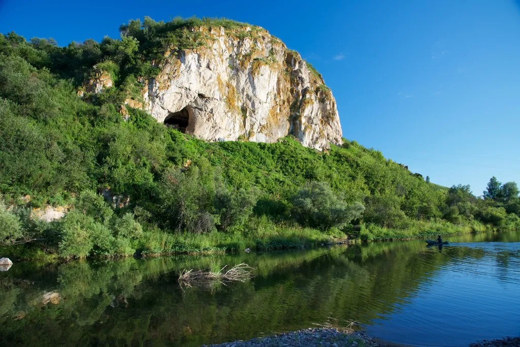 Caverna de Chagyrskaya, onde os restos da família neandertal foram encontrados (Imagem: Tbviola/CC-BY-4.0)