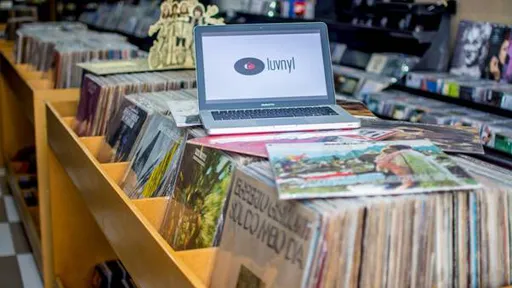 Curitibanos criam serviço que une rede social e marketplace para discos de vinil