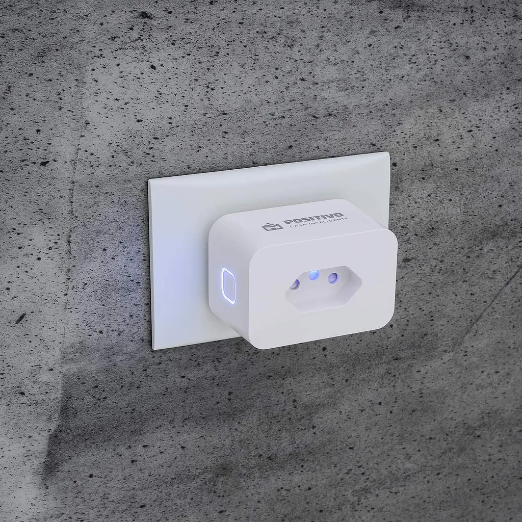 Existem adaptadores de tomada inteligente e dispositivos para instalar direto na parede, também (Imagem: Divulgação/Positivo)