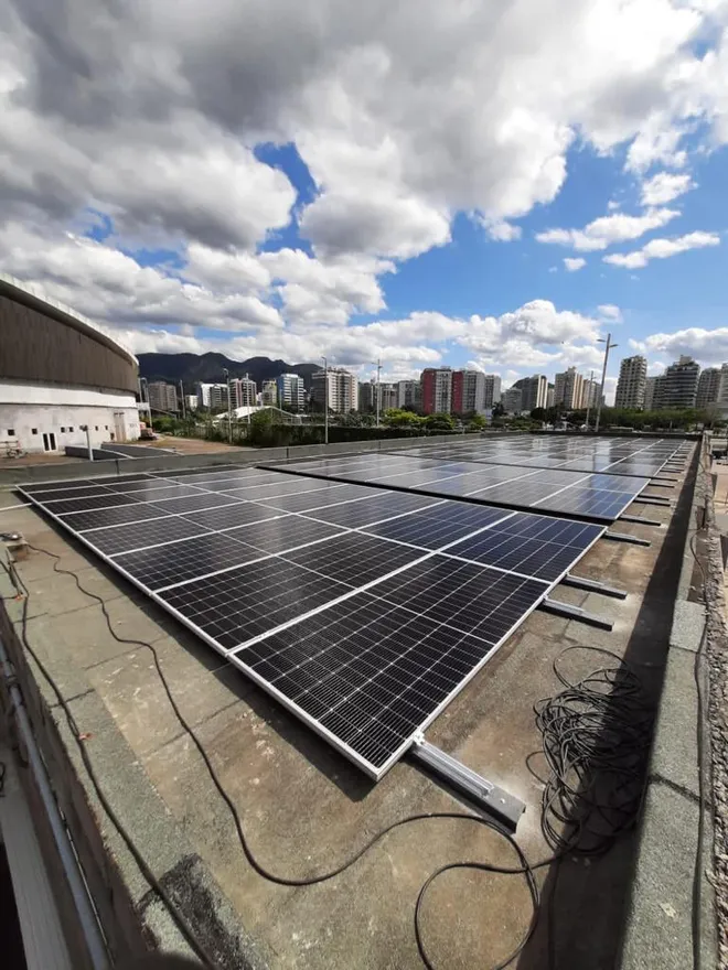 Placas solares fixas no telhado de uma das arenas do Rock in Rio