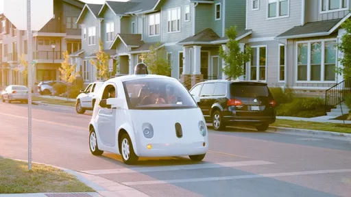 Google registra patente de adesivo que gruda pedestres no capô de carro autônomo