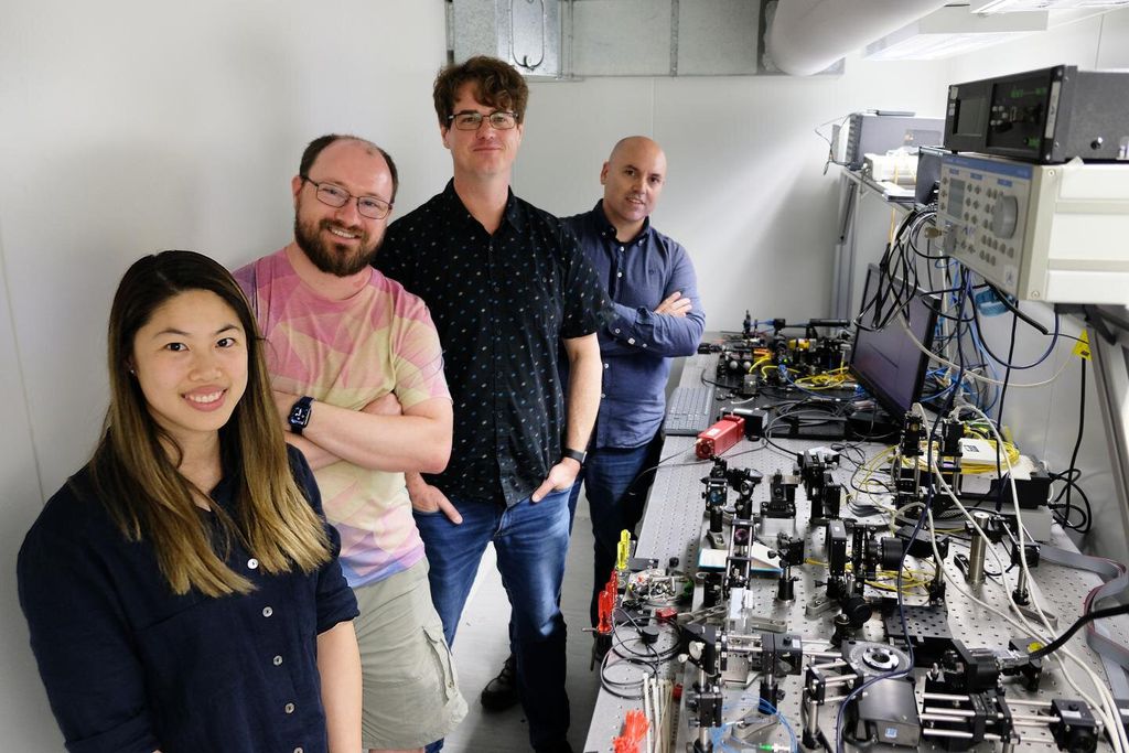 Equipe no laboratório de fotônica (Imagem: Reprodução/University of Sydney)