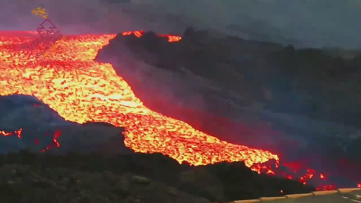 Veja um "tsunami de lava" sendo expelido do vulcão Cumbre Vieja
