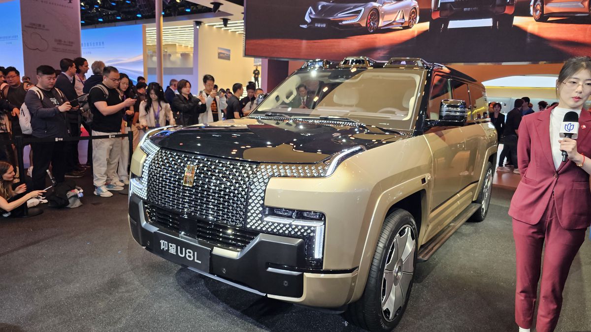 Yangwang U8L é SUV chinês de luxo com emblemas de ouro e mais de 1000 cv
