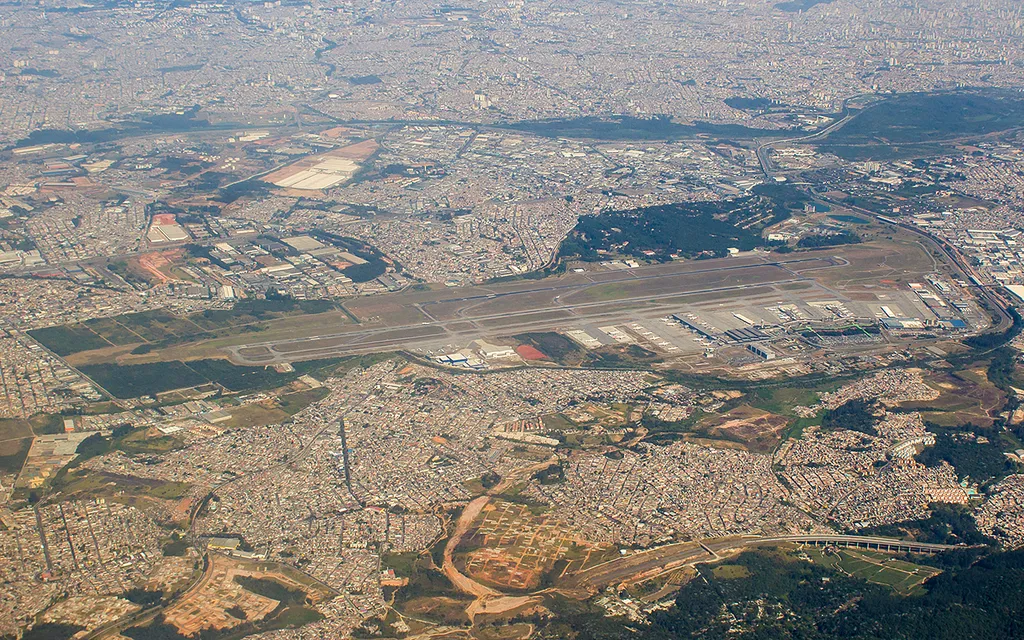 As gigantescas pistas do Aeroporto Internacional de São Paulo estão próximas e isso impossibilita a decolagem simultânea (Imagem: Reprodução/Alexandro Dias/Wikimedia Commons)