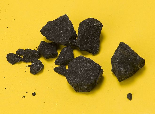 Cerca de quatro gramas do meteorito Sutter's Mill, um condrito carbonáceo, usado para análise da equipe (Imagem: Reprodução/SETI Institute/NASA Ames)
