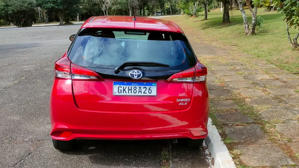 Toyota Yaris hatch não tem sensores de estacionamento traseiros (Imagem: Paulo Amaral/Canaltech)