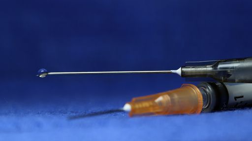 Johnson anuncia última fase de testes de vacina contra COVID-19; Brasil incluso