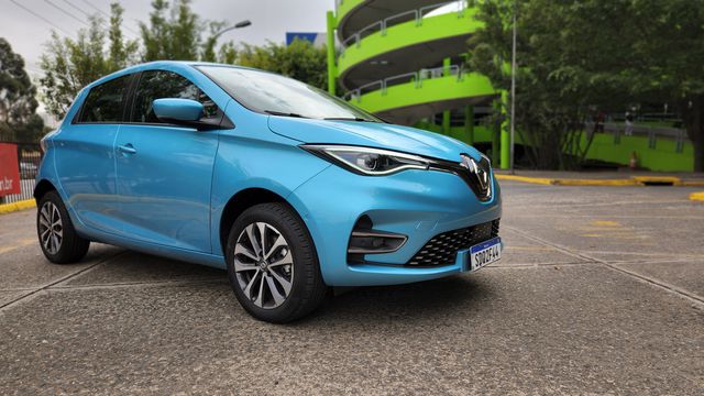Review Renault Zoe E-Tech | Compacto elétrico evolui, mas menos do que rivais