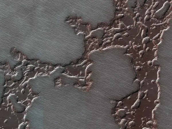 Depósito de "queijo suíço" no polo sul de Marte, formado por dióxido de carbono (Imagem: Reprodução/NASA/JPL-Caltech/UArizona)