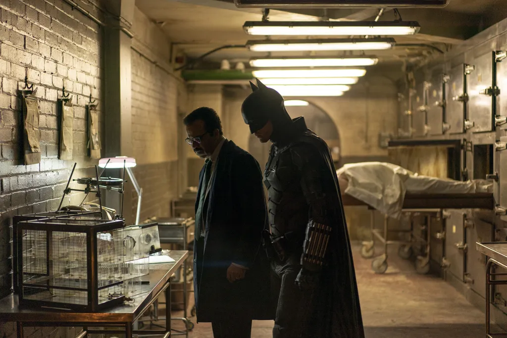 A relação entre Batman e Gordon aproxima o filme muito mais de uma história de detetive do que de super-herói (Imagem: Divulgação/Warner Bros.)