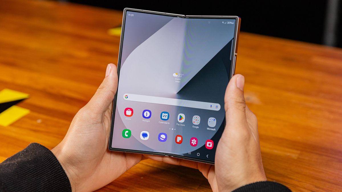 Galaxy Z Fold 7 terá nova câmera de selfie abaixo da tela, revela site