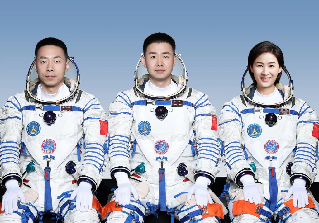 Da esquerda para a direita, os taikonautas da missão Shenzhou 14: Cai Xuzhe, Cheng Dong e Liu Yang (Imagem: Reprodução/CNSA)