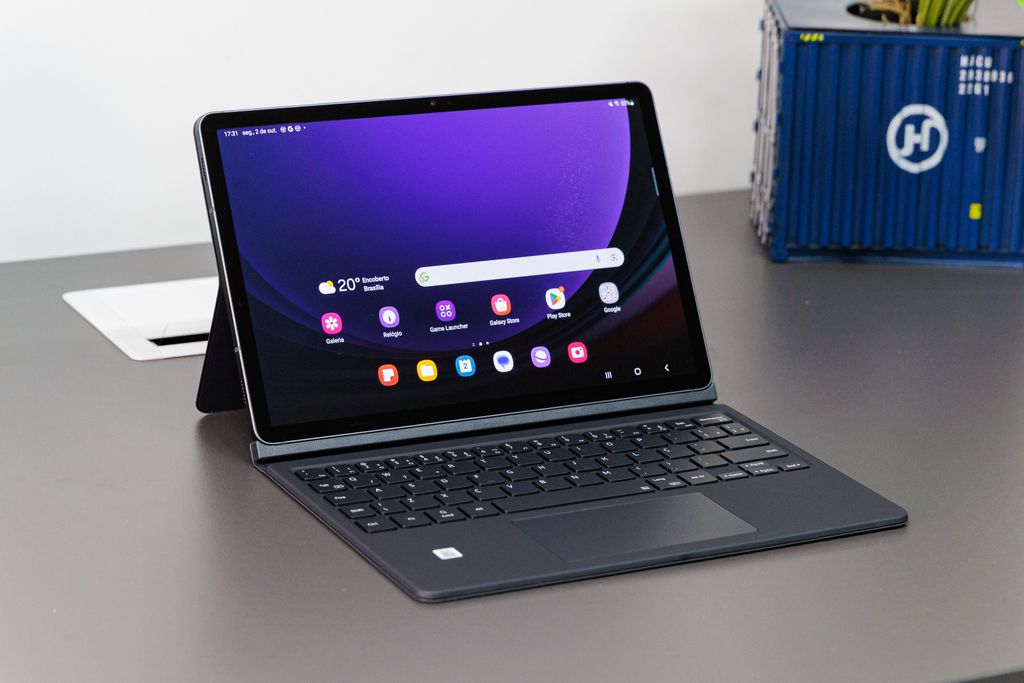 O tablet da Samsung já vem com capa e teclado na caixa (Imagem: Ivo Meneghel Jr./Canaltech)
