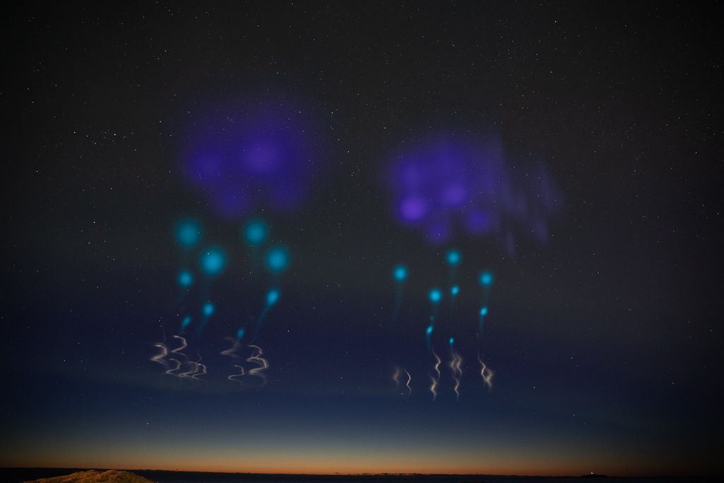 Foguetes deixam uma trilha de luz que parece uma água viva no céu (Foto: Lee Wingfield/NASA)