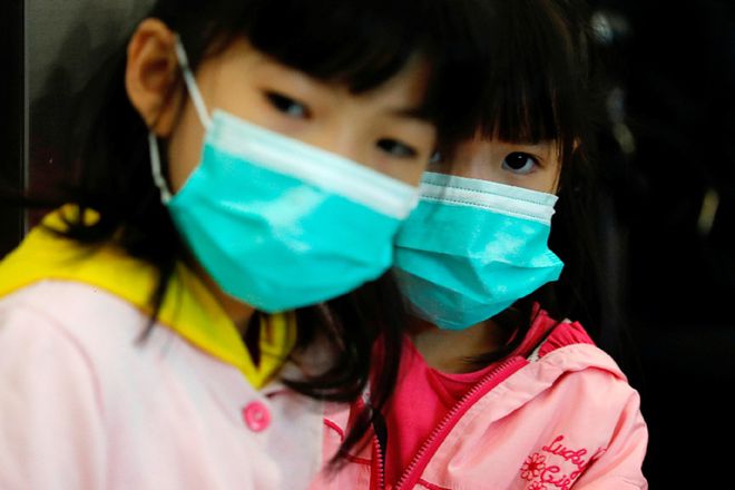 Coronavírus: chineses não conseguem sacar dinheiro ou pegar trem usando máscaras