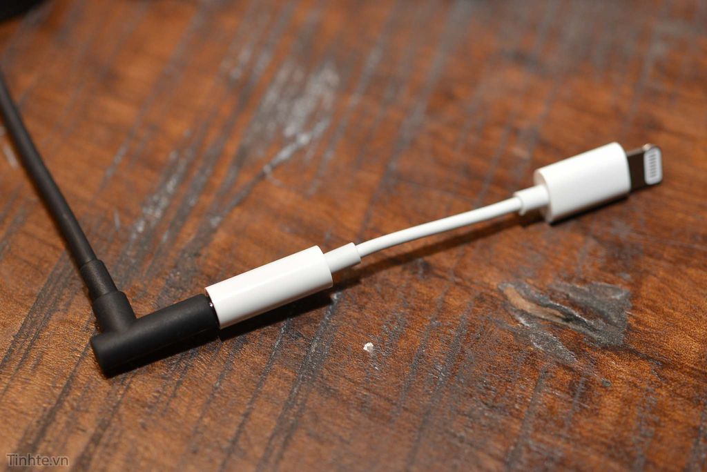 Apple não se mostrou preocupada em perturbar usuários ao remover conector P2 de seus produtos (Foto: Reprodução/Tihnte.vn)