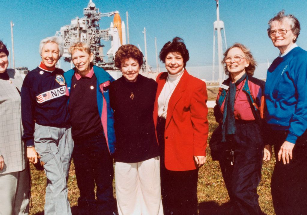 Da esquerda para a direita: Gene Nora Jessen, Wally Funk, Jerrie Cobb, Jerri Truhill, Sarah Rutley, Myrtle Cagle e Bernice Steadman — sete das Mercury 13, em 1995 (Imagem: Reprodução/NASA)