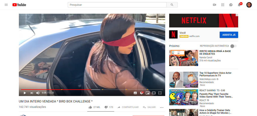 Uma busca por "Bird Box Challenge" no YouTube mostra internautas brasileiros e estrangeiros vendando os olhos e fazendo coisas perigosas, como entrar em carros de terceiros...(Captura de Imagem: Rafael Arbulu)