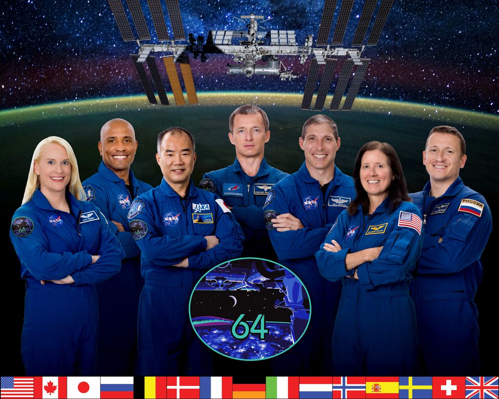 Na foto, vemos os quatro astronautas da Crew-1 junto aos membros da Expedição 64, todos vivendo na ISS neste momento (Imagem: Reprodução/NASA)