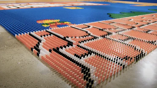 Efeito dominó: robô leva 1 dia para fazer mural do Super Mario com 100.000 peças