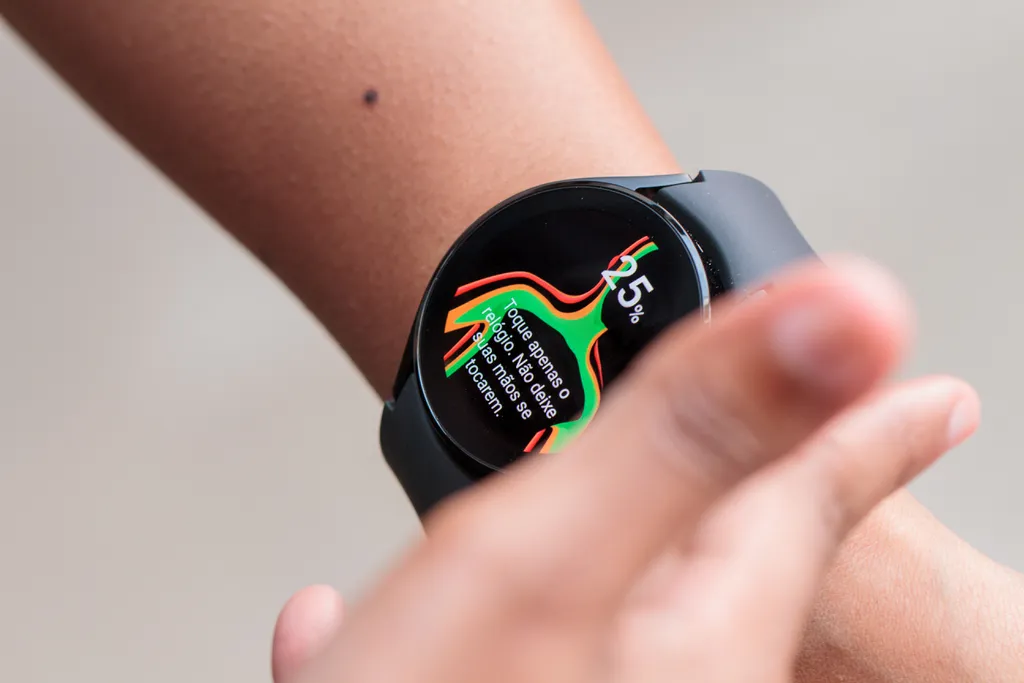 Os sensores presentes em relógios inteligentes são mais completos do que os das pulseiras (Imagem: Ivo Meneghel Jr/ Canaltech)