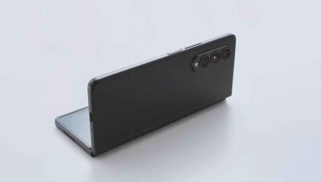 O formato dobrável do Galaxy Z Fold 3 permite aos usuários utilizar o conjunto traseiro de câmeras para tirar selfies (Imagem: Samsung)