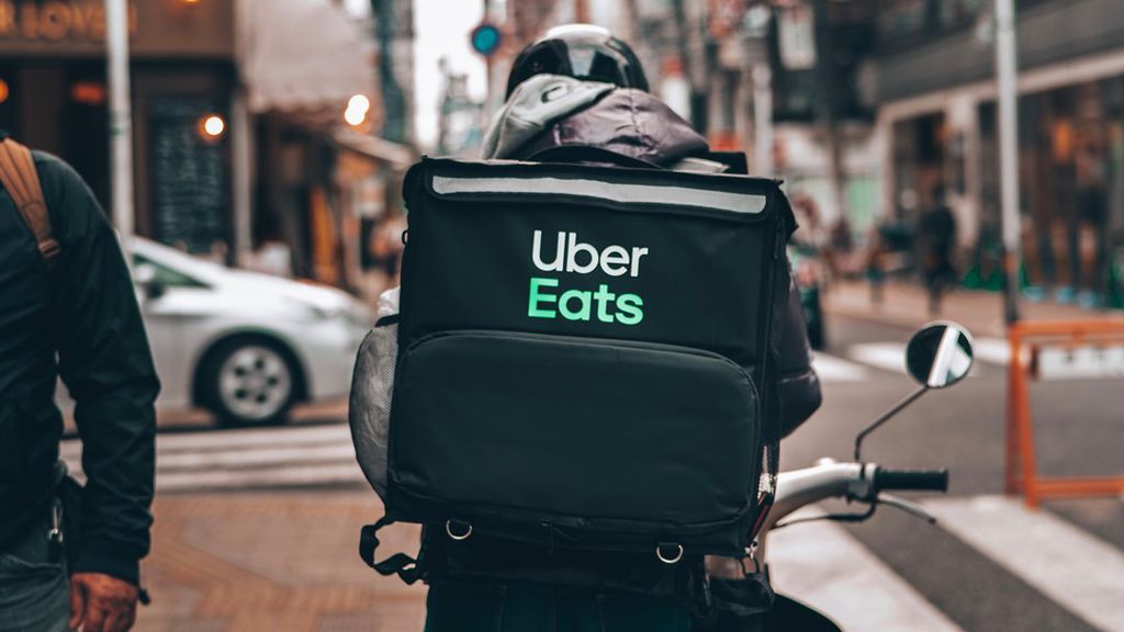 O Uber Eats continuará existindo, mas focará em outros produtos que não sejam refeições (Imagem: Eggbank/Unsplash)