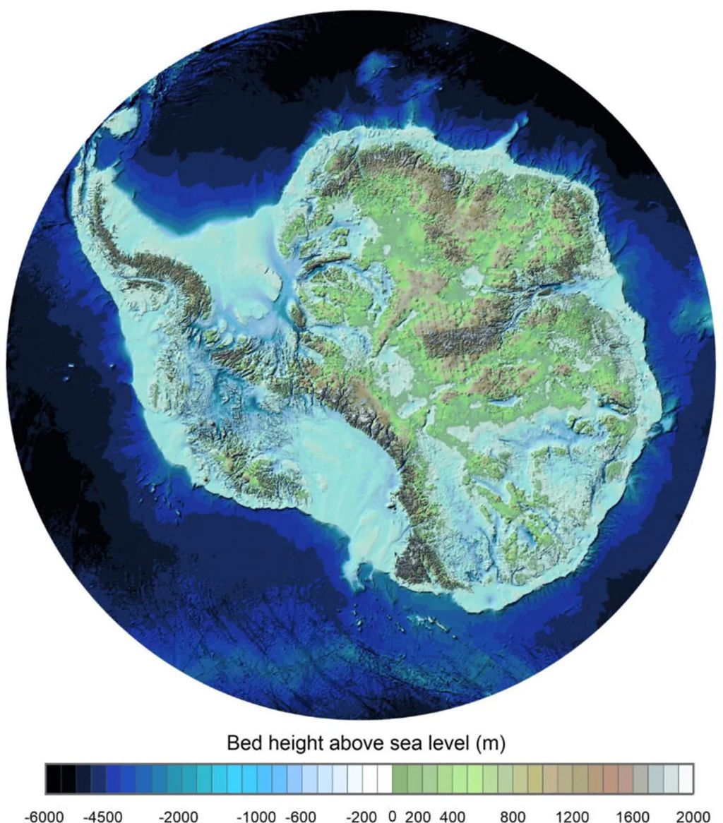 O resultado do Bedmap3 indica como é o solo abaixo do gelo, o que pode ajudar a prever o que acontecerá quando houver derretimento (Imagem: Pritchard et al./Scientific Data)