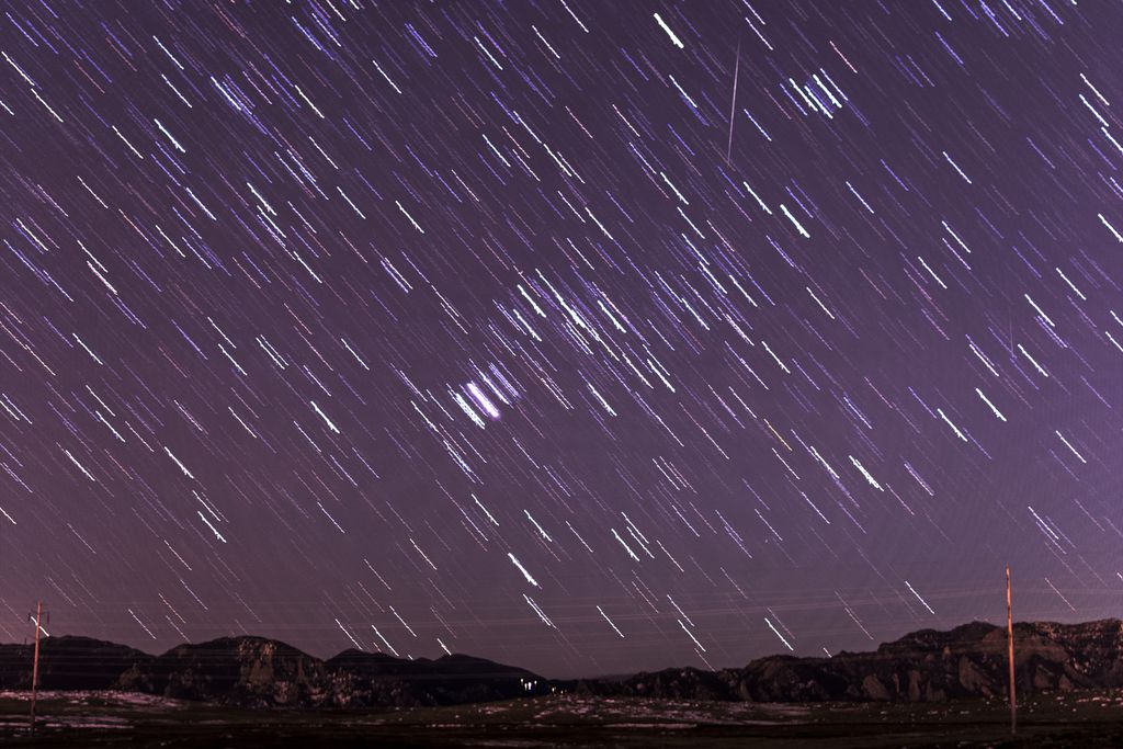 Chuva de meteoros Geminídeas registrada com longa exposição (Imagem: Reprodução/Makia Minich)