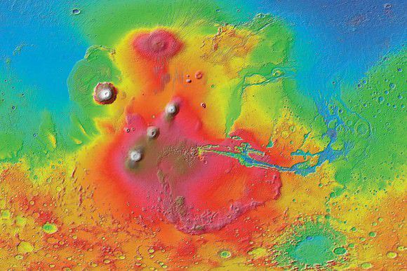 Região de Tharsis registrada pela sonda Mars Reconnaissance Orbiter. Os três relevos alinhados são o Tharsis Montes e, logo acima, o Monte Olimpo (Imagem: Reprodução/Mars Reconnaissance Orbiter)