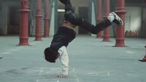 Vídeo: Garoto usa a dança e um pedaço de giz para fugir do bullying que sofre