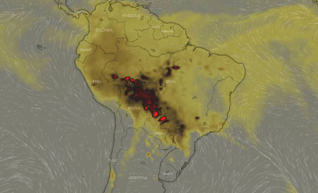 A imagem do dia 19 mostra manchas vermelhas no mapa, onde há alta concentração atmosférica de monóxido de carbono, indicando queimadas em andamento (Imagem: Windy.com)