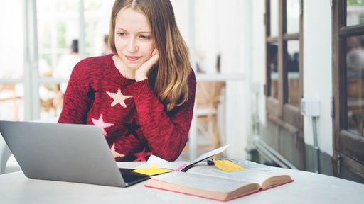 Bolsa de R$ 3 mil e cursos gratuitos para a área de tecnologia; veja as opções