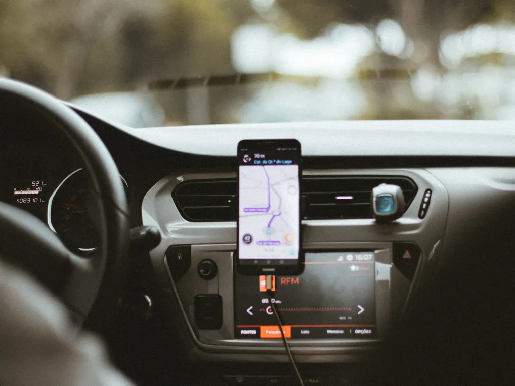 Ministério estuda proposta de trabalho para motoristas e motociclistas de apps como Uber e iFood (Imagem: Reprodução/Humphrey Muleba/Unsplash)