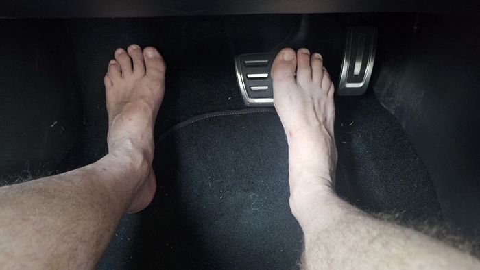 Posso dirigir descalço? Veja o que diz a lei