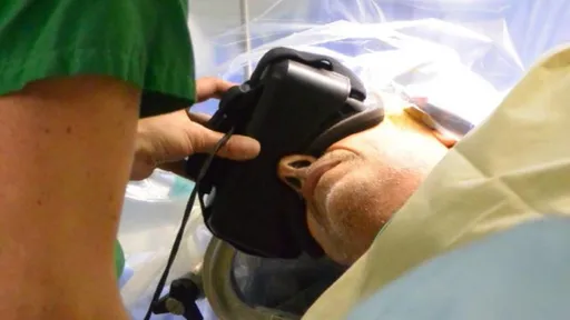 Paciente usa óculos de realidade virtual durante cirurgia