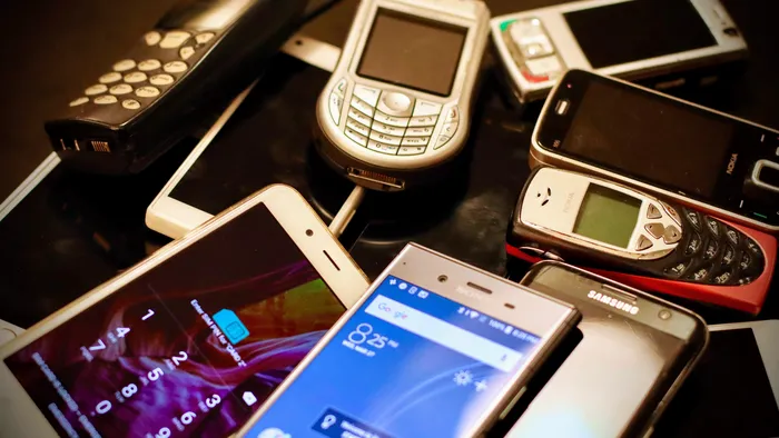 Do 'Tijolão' ao Motorola V3: relembre 9 celulares 'icônicos' dos anos 2000