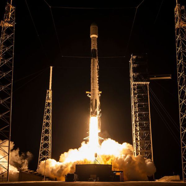 🚀 Amazon vs. SpaceX: Guerra nas Estrelas? Entenda o Lançamento Secreto!