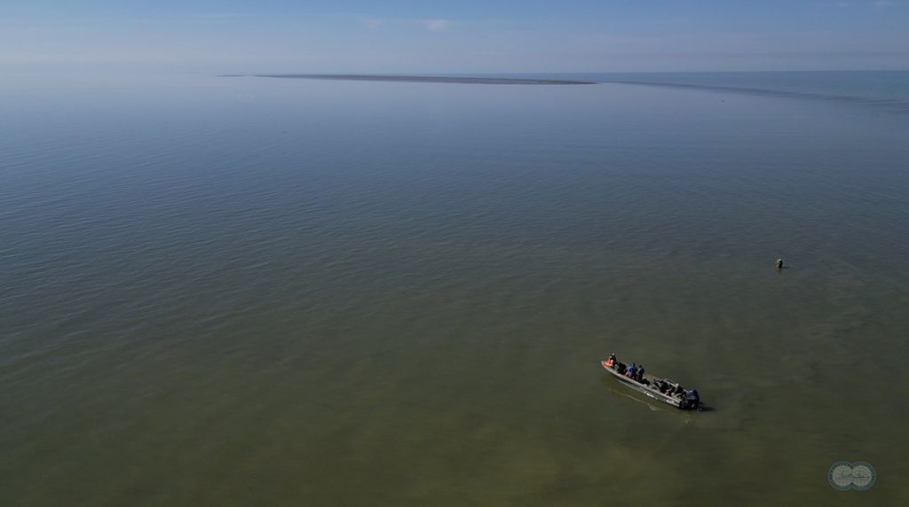 Cientistas em barco no meio do Mar Cáspio