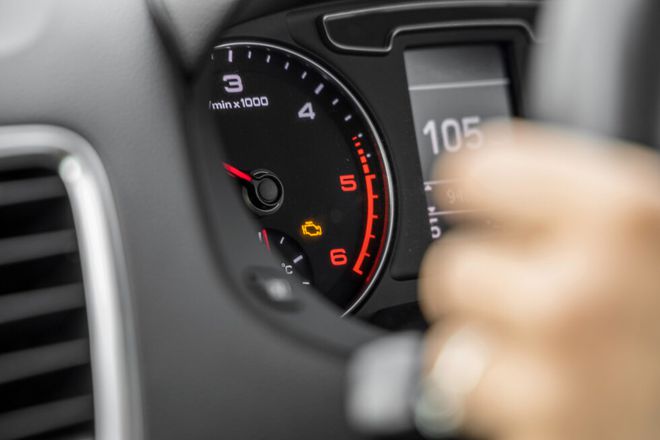Painel do carro com luz de motor acesa