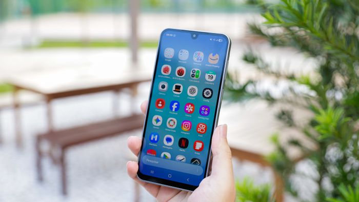 Galaxy que custa menos de R$ 900 recebe atualização para a One UI 8.5