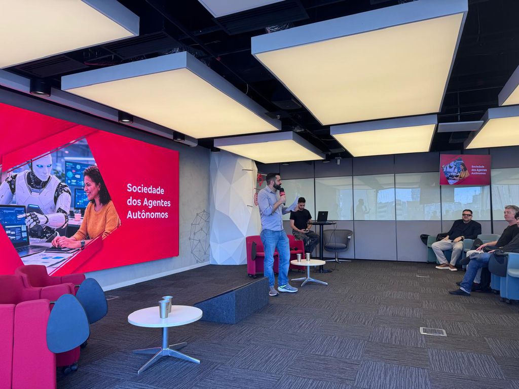 Daniel Ramos, head de Eventos & Conteúdo no Inovabra, durante a abertura do encontro 'Sociedade dos Agentes Autônomos'