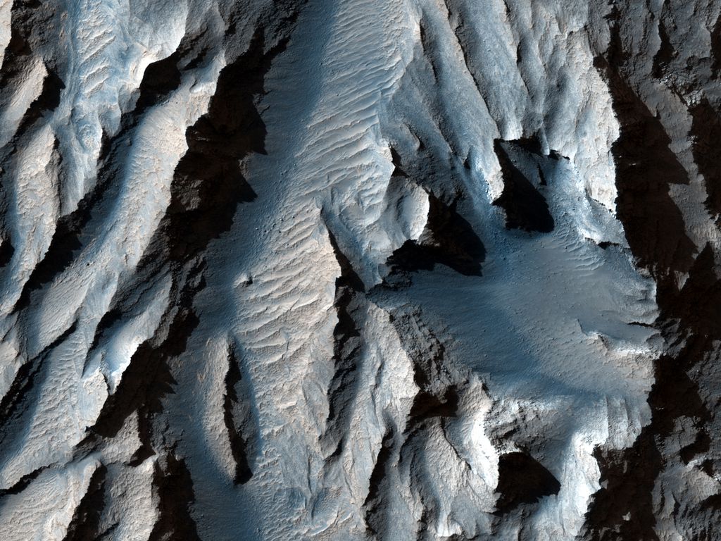 Imagem de Tithonium Chasma, parte de Valles Marineris, cruzado por linhas de sedimentos em diagonal, que podem indicar a ocorrência de ciclos de congelamento e derretimento (Imagem: Reprodução/NASA/JPL/UArizona)