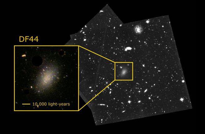 A galáxia Dragonfly 44 (Imagem: Reprodução/Teymoor Saifollahi/NASA/HST)