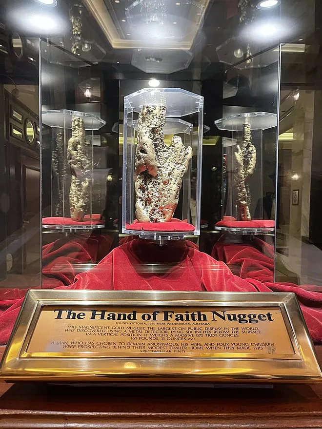 Hand of Faith é a maior pepita de ouro encontrada com um detector de metais (Imagem: Missvain/Wikimedia Commons)