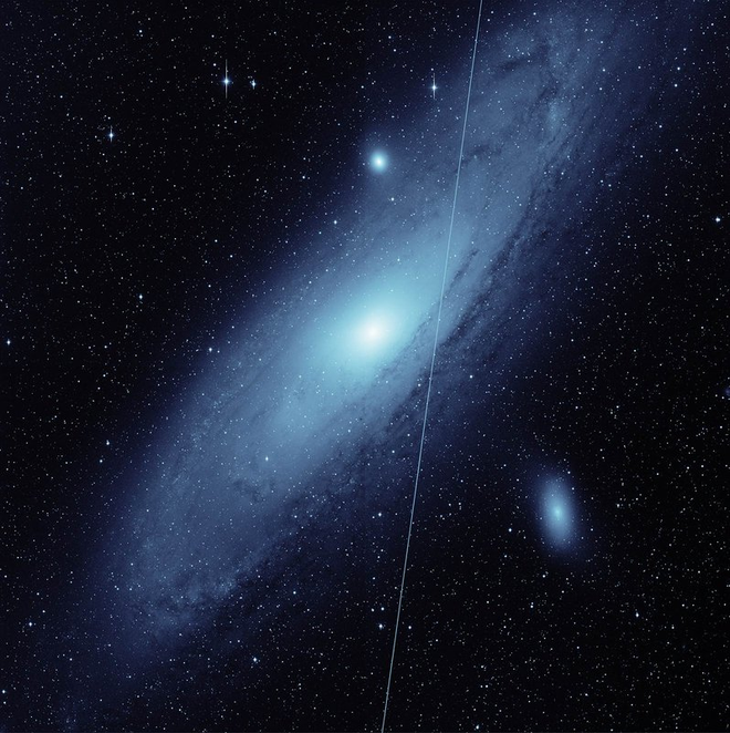 Registro da galáxia Andrômeda feito pelo ZTF. O rastro luminoso é de um satélite Starlink (Imagem: Reprodução/Caltech Optical Observatories/IPAC)
